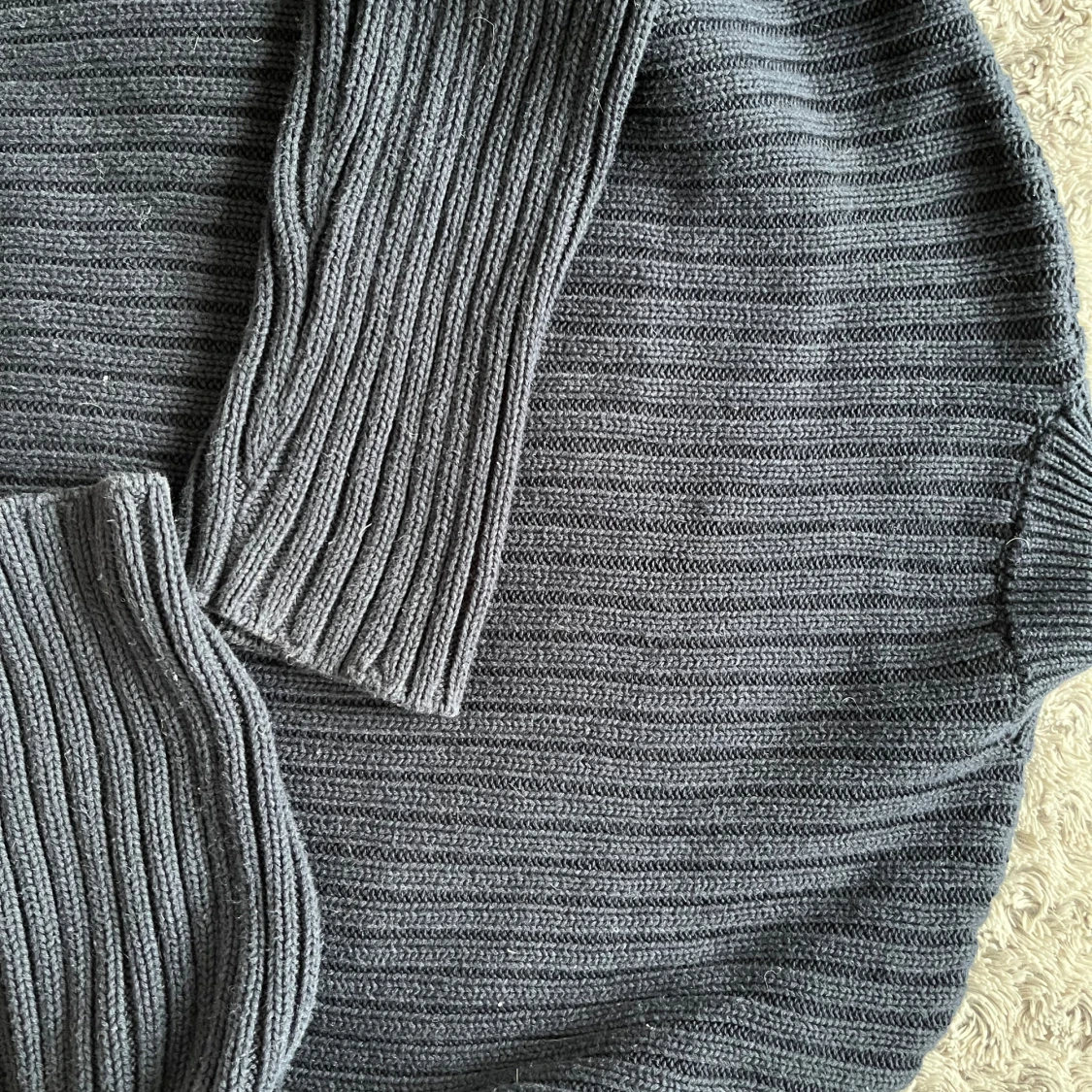 Mörkblå stickad tröja  - 90