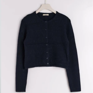 Stickad kofta - Säljer min stickade kofta från Gina då den ej kommer till användning. Använd kanske två gånger så den är i väldigt fint skick💗