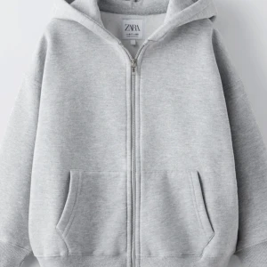 Grå Hoodie från zara - En kofta/hoodie från zara 