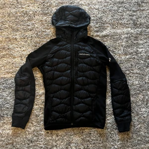 Peak performance jacka - Fin jacka i toppen skick och inga defekter perfekt nu till hösten. Skriv om ni har frågor eller byten tack-Linus 