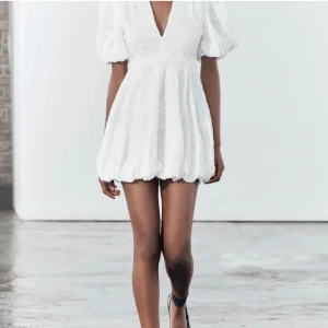 Säljer världens finaste studentklänning strl S från Zara - Hade den på mitt utspring sen inget mer! Inga skador eller defekter! Storlek S! Nyskick! Från zara! 