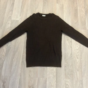 John Henric kabelstickad - En snygg John Henric crewneck 100% wool  Denna är i toppskick helt utan defekter vårat pris är 299 priset kan diskuteras 