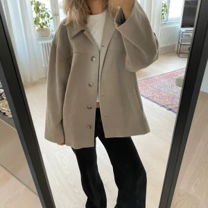 Superfin kappa  - Säljer denna jättefina lite kavaj-liknande kappa. Den är ganska tjock och har burits som vinterjacka men kanske skulle anses som en höstkappa. Köpt för tre år sedan och har sedan används mycket men är i bra skick. 