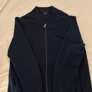 Massimo Dutti tröja - Säljer denna Massimo Dutti zip up tröjan till ett bra pris. Vid frågor skriv i pm.
