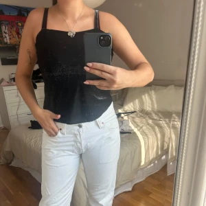 Fest topp - Super fin fest topp i lite lätt glittrigt/mesh tyg, köpt secondhand så har tyvärr inga lappar i sig. Använd fåtal gånger🥰❤️🥰