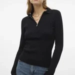 Söt zip tröja från Kappahl - Jättefin svart stretchig tröja från kappahl. Älskar den men gillar inte att den är silver( använd max 1 gång) 