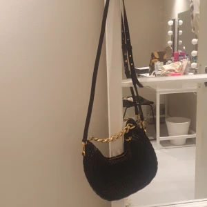 Väska - Väska från mng. Jättefin nästan aldrig använd. Med gulddetaljer.