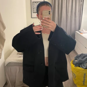 Zara kappa - Oversize kappa från zara, helt ny. Den e tyvärr för stor för min smak.  Ordinariepris 600