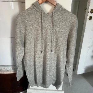 100% Kashmir hoodie  - Hej jag säljer en Kashmir hoodie i 100% Kashmir och i 10/10 skick. Den har ett nypris på 1300 samt passar någon som är 180-170 cm😇😇😇
