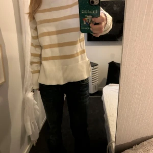 tjocktröja - säljer min tjocktröja pågrund av att den bara ligger i min garderob, de är knappt använd och är i bra skick 