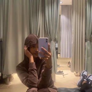 Byxa och tröja - Säljer denna sköna mjuka set från hm original priset var 400kr men nu säljer jag den för 150kr missa inte!!!!