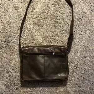 Dbramante Marselisborg 14" Väska för bärbar dator - Mörkbrun vintage  läder väska 👜  Om ni har några frågor skriv 💬 