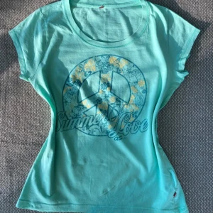 Turkos tröja med Peace tecken - Finns ingen lapp men den sitter som en S💕