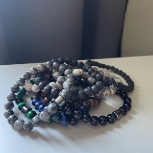 Pärlarmband  - ||Säljer nio styckna olika pärlarmband där alla är i ett topp skick med inga typer av defekter,märken, lossnade pärlor osv|| ||Armbanden passar alla typer av handleder|| ||Säljer ett par för 49kr, fler par=grymt bundel pris!|| ||se färgerna bild 4/5!