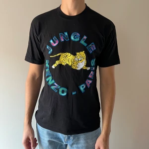 Kenzo t-shirt - En fin t-shirt från Kenzo x H&M i fint skick. 