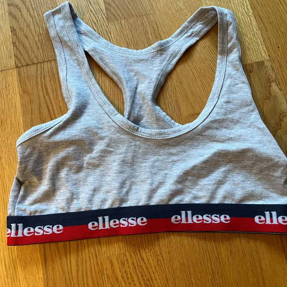 Sporty bh/topp från Ellesse. Aldrig använd. . Toppar.