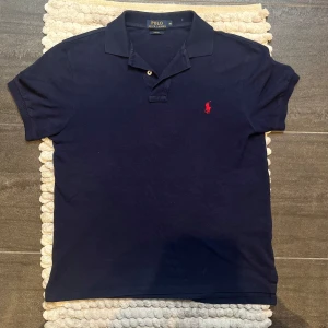 Ralph Lauren Piké Navy Marinblå  - Snygg piké från Polo Ralph Lauren Storlek: M  Mycket fint skick 
