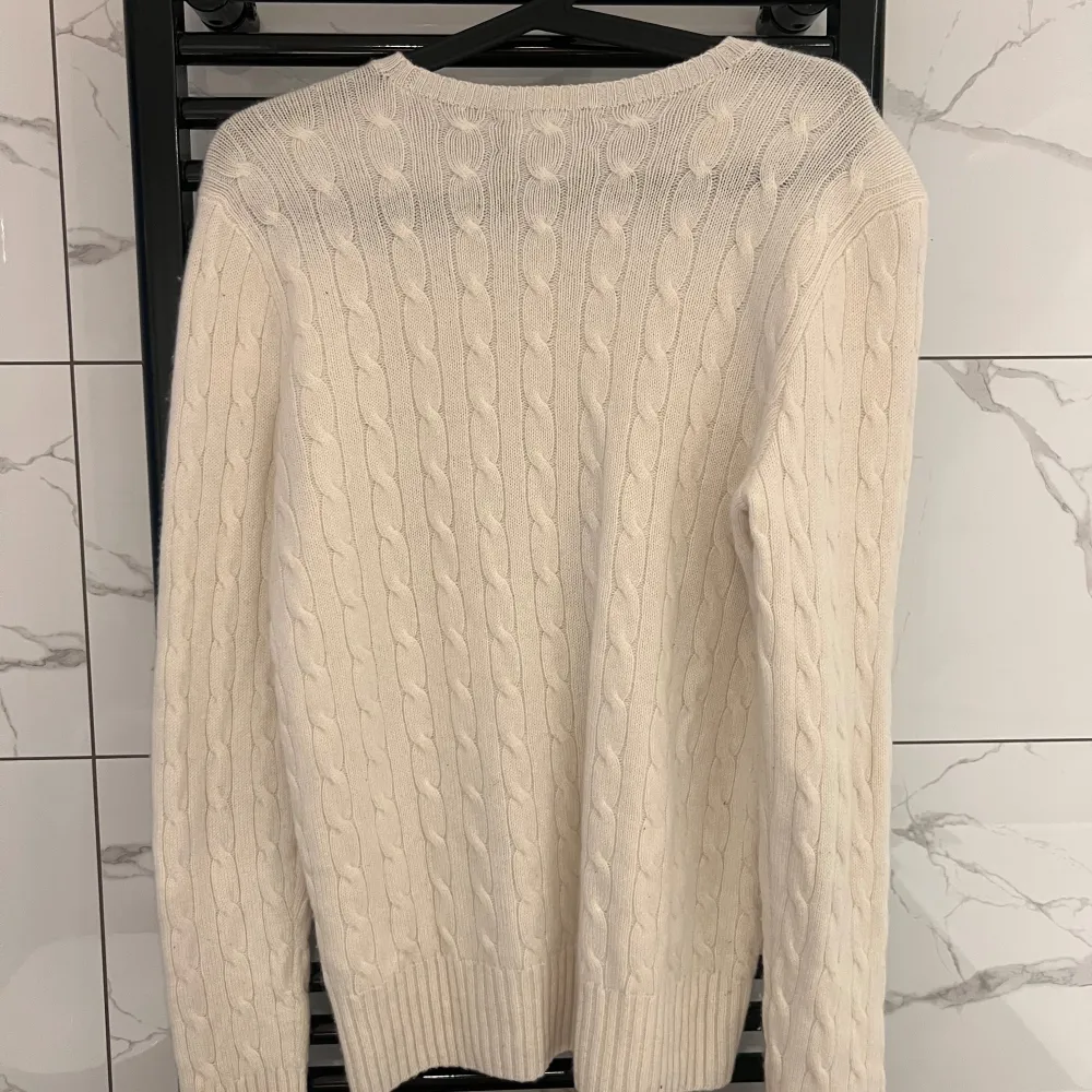 Säljer denna 100% cashmere tröja från Ralph Lauren i 10/10 skick, inga defekter. Står 170 på den men hade sagt att det är en S. Nypris 3995, mitt pris 3000. Hade kunnat gå ner i pris vid snabb affär. Säljer den då jag inte använder den längre😊. Tröjor & Koftor.