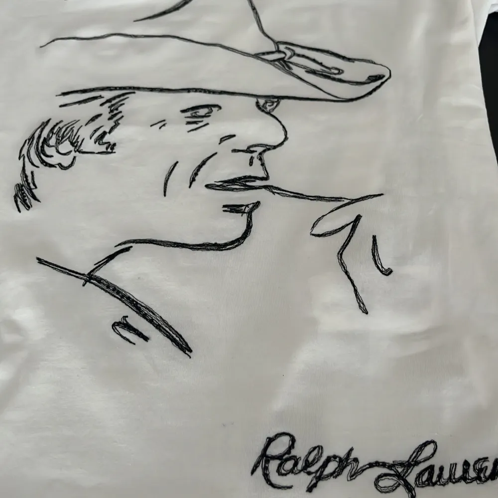 Helt nya Ralph lauren t-shirt i purple lable i storlek S men passar även XS då de är italiensk storlek!  Nypris ca 6000kr | Hör av er vid fler frågor eller funderingar!. T-shirts.