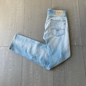 Replay Jeans - Tjena säljer ett par feta Replay jeans. 10/10 skick utan några defekter då jeansen aldrig har använts. Priset är inte hugget i sten. Skriv för fler frågor bilder.