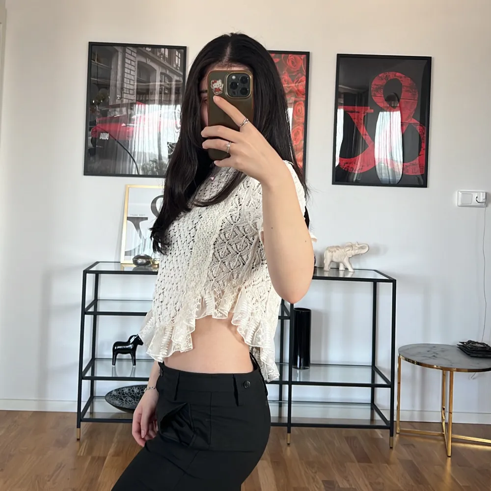 Säljer en superfin beige spetsblus från Zara med korta ärmar och volangdetaljer i nederkant. Blusen är croppad och har ett fint mönster som ger en somrig känsla. Perfekt för sommarens fester eller en dag på stan💓 Använd endast några enstaka gånger.. Yläosat.