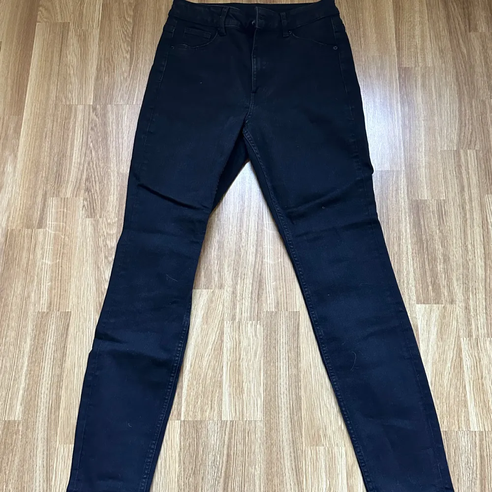 Säljer ett par svarta ankeln höga skinny jeans i bra skick. De är högmidjade och har en tight passform som framhäver figuren. Perfekta för både vardag och fest! . Jeans & Byxor.