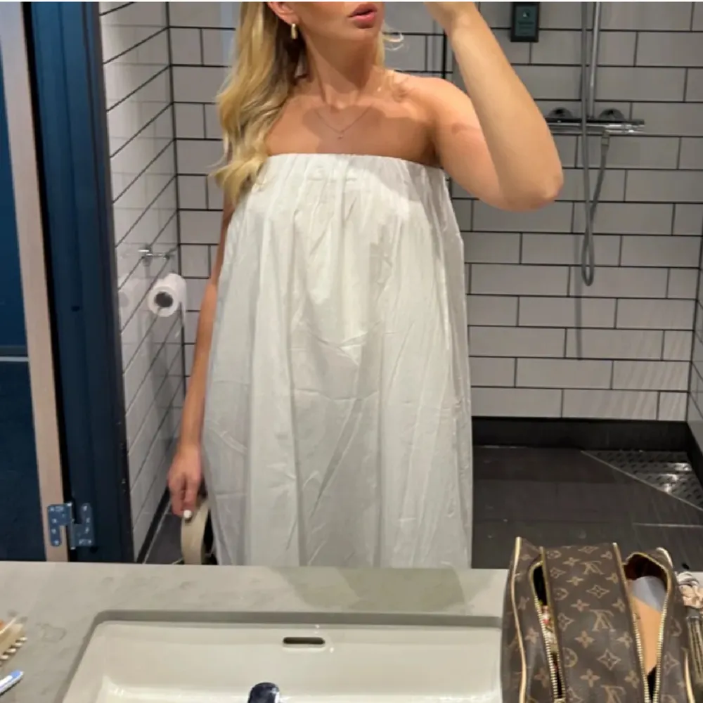 Bandeau klänning från Gina tricot klänning i svart i bra skick! Super fin och användbar🩷. Klänningar.