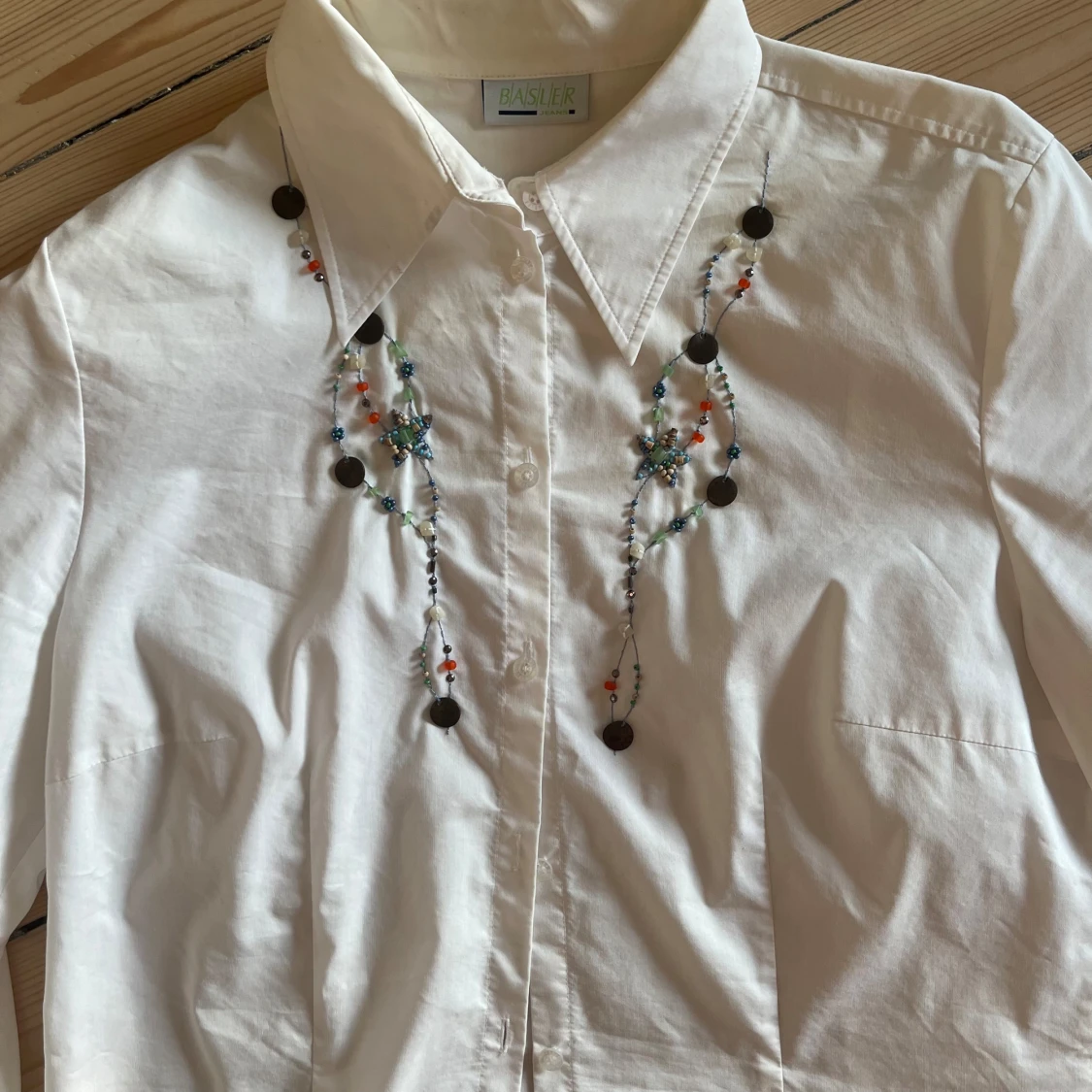 Vit blus med broderade detaljer - 90