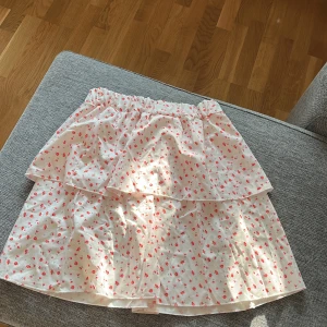 Kjol - Fin blommig kjol! Kan absolut strykas inför försäljning. Pris diskuterbart ❤️liten i strl
