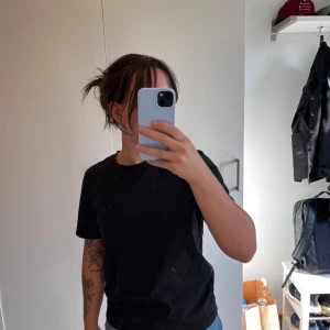 Basic Svart T-Shirt från Gina Tricot - Basically Basics t-shirt från Gina Tricot i storlek S. Jag själv är en S/M för referens 💫💛  Lite lösare i kragen än nyskick