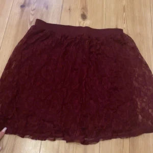 Kjol  - Säljer denna söta röda kjol 