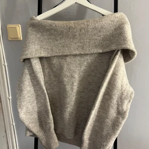 Stickad off shoulder tröja från H&M - Använd fåtal gånger, mycket bra skick, inte nopprig eller något sånt, storlek M, normal i storleken, har man vanligtvis storlek S kan denna passa bra som lite oversize💕 