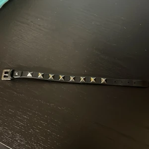 Valentino armband  - Nu säljer jag mitt feta valentino armband