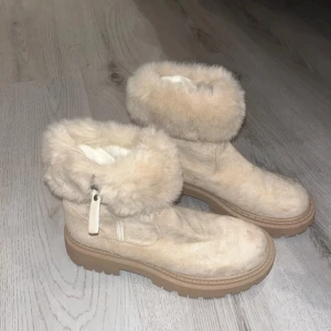 Vinterskor - Teddyfärgade vinterskor. Jättesköna o super fina 