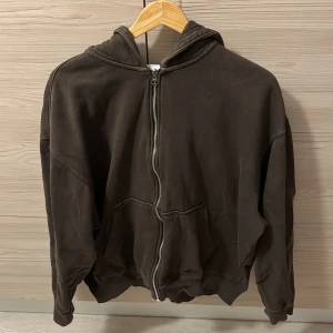 Brun zip hoodie - Säljer en bruna zip hoodie i storlek S sitter oversize. Hör av dig vid frågor