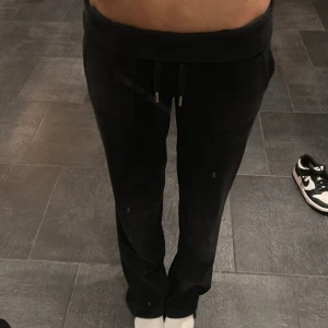 Juicy Couture - Jätte fina svarta juicy byxer som är hyfsat använde men har inga hål eller andra slador, skriv om du är intresserad💓💓pris kan diskuteras💓💓