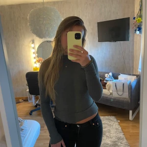 Tajt ribbad långtröja  - En snygg och elegant tajt långärmad tröja! Tröjan är från only och enbart använd en gång! En fin tröja att ha i garderoben nu till hösten!