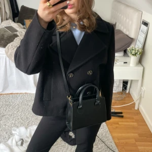 kort kappa - Jätte fin kort kappa från vero moda 🤩 Köpt i februari, använd fåtal gånger och i jätte fint skick. Priset kan diskuteras!! Nypris 699kr💕💕 