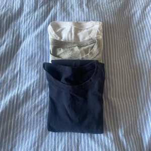 intimissimi t-shirts - säljer 3 stycken t-shirts från intimissimi i storlek s i färgerna vit, ljusgrå och mörkblå. använda få gånger och i fint skick förutom att de är lite skrynkliga (ej strykta) 200kr för alla! nypris 200kr/ tröja 