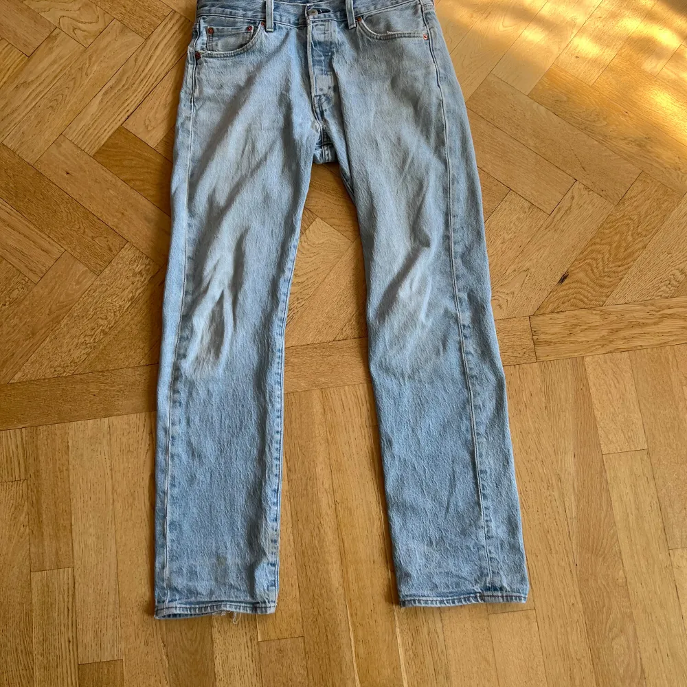 Säljer ett par Levi's Premium jeans i en snygg ljusblå färg. De har en klassisk femficksdesign och är i en straight passform. Perfekta för en avslappnad stil och funkar året runt. De är i bra skick och redo för en ny ägare!. Jeans & Byxor.