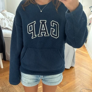 Sweatshirt från gap - Fluffig. Bra skick, går att justera längst ned (se bild). 