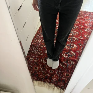 Svarta jeans - Raka svarta jeans