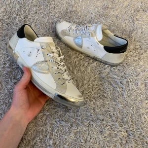 Philippe Model | Sneaker - Säljer dessa eftertraktade Philippe Model skor! | De är endast testade dvs 10 av 10 skick! | Storlek 42. | Butikspris runt 3500kr mitt 2000kr. | Ställ gärna frågor innan du köper!
