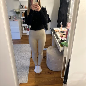 Aimn tights  - Aimn seamless ribbed tights i färgen beige. Strl S. Nypris 599. Mitt pris 250🤍