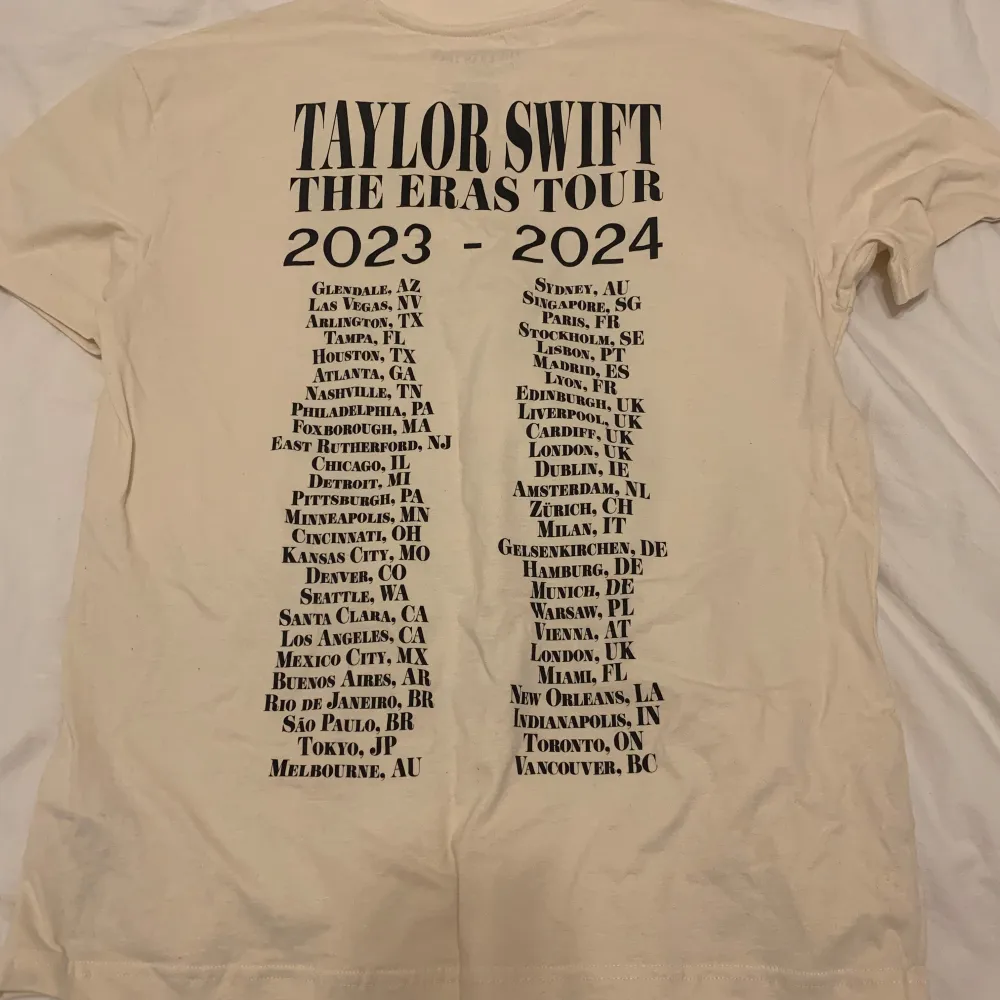 Säljer en helt oanvänt Taylor Swift t-shirt . T-shirts.