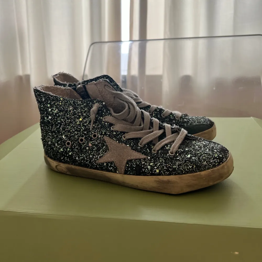 LÄS Säljer mina superfina vintage golden goose skor. De har lite slitage som syns på bilderna men funkar väl. När jag köpte de är de i storlek 35 men de är uppsnörade lite lösa så de passar mig som har 37. Skor.