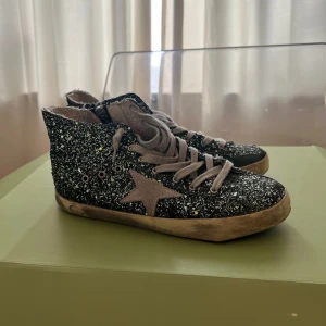 Golden goose skor  - LÄS Säljer mina superfina vintage golden goose skor. De har lite slitage som syns på bilderna men funkar väl. När jag köpte de är de i storlek 35 men de är uppsnörade lite lösa så de passar mig som har 37