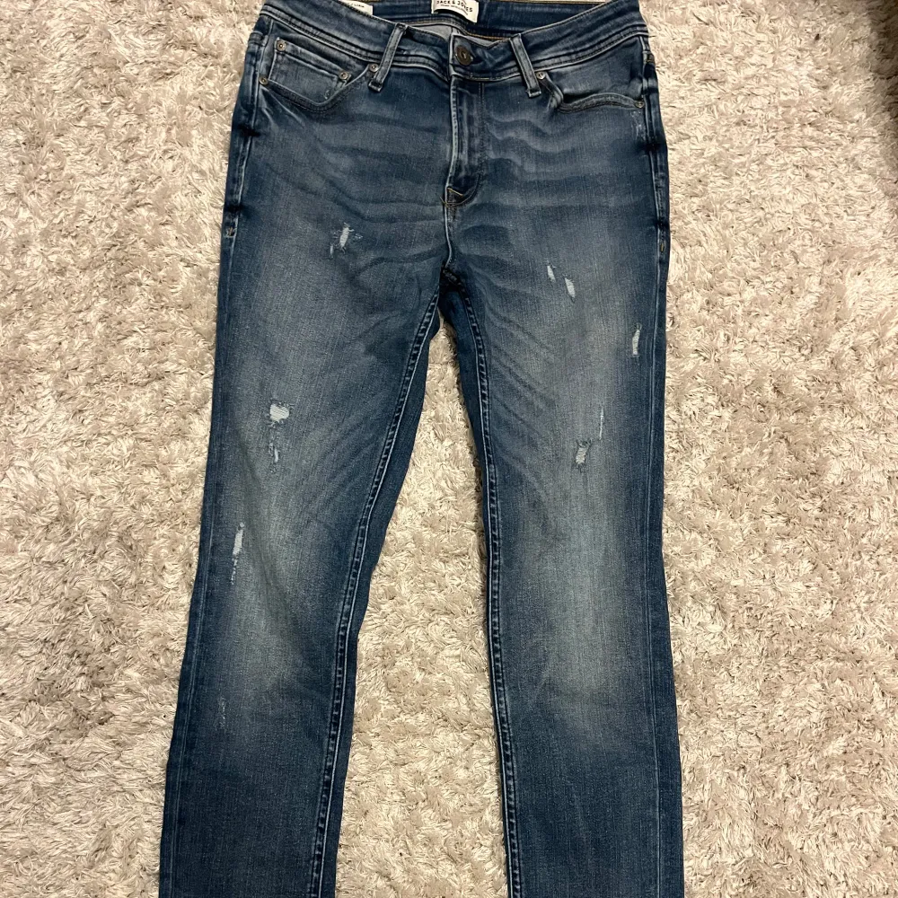 Säljer nu ett riktigt par feta Jack&Jones jeans! Storlek 32/32 och är i nyskick! . Jeans & Byxor.