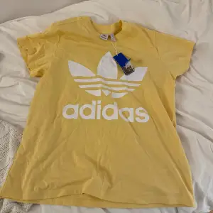 Oversized adidas t-shirt som aldrig är använd med prislapp kvar 💛 Ställ frågor eller tryck på ”köp nu”!