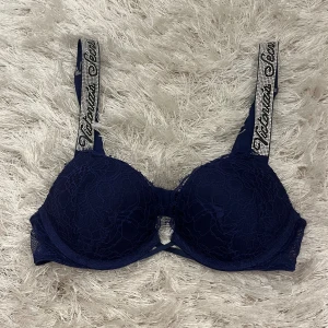 Victorias secret bh - Jätte snygg Victorias secret bh i en jättefin mörklila färg med glitter band. Storlek 32AA men skulle säga att det är 70A ungefär. Köpt för 900kr. Vet inte om den går att köpa längre. Aldrig använd, endast testad!❤️